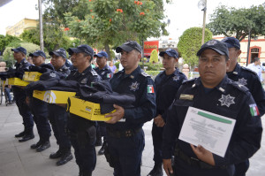 5 ENTREGAN UNIFORMES A POLICÍAS ADSCRITOS A LA ZONA MEDIA